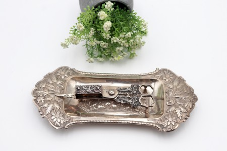 Bandeja e tesoura de morrões em prata com motivos vegetalistas em alto relevo